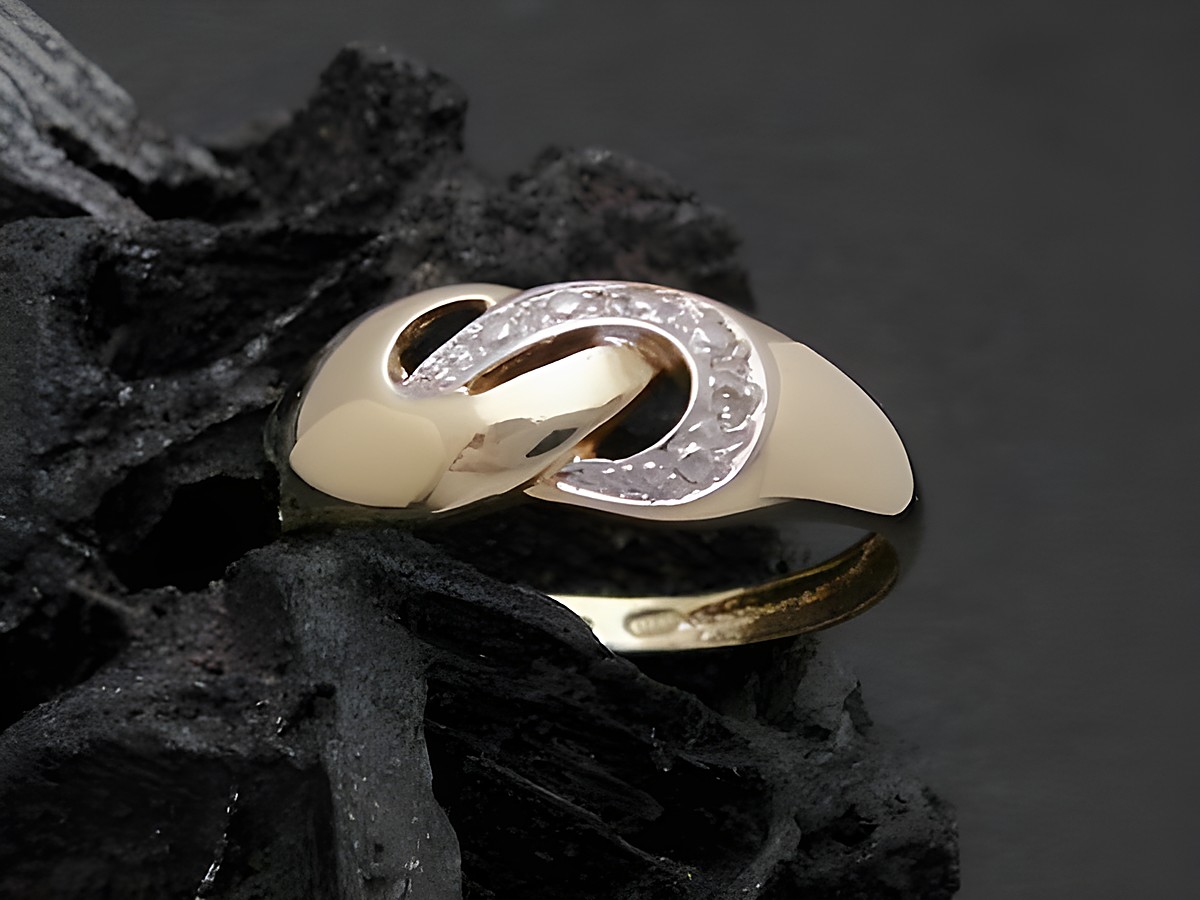 Gold Ring in geheimnisvollem Design aus Gold 333 bicolor, verziert mit Diamanten. Ein eleganter Goldring in Größe 52, Hersteller: Juwelier Harnisch. Ideal bis Größe 52/17.