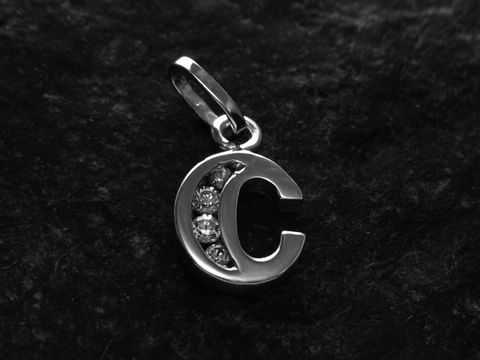 Buchstabe C Anhänger aus Silber rhodiniert mit Zirkonia, Hersteller Juwelier Harnisch, elegantes Design für individuellen Schmuckgenuss.