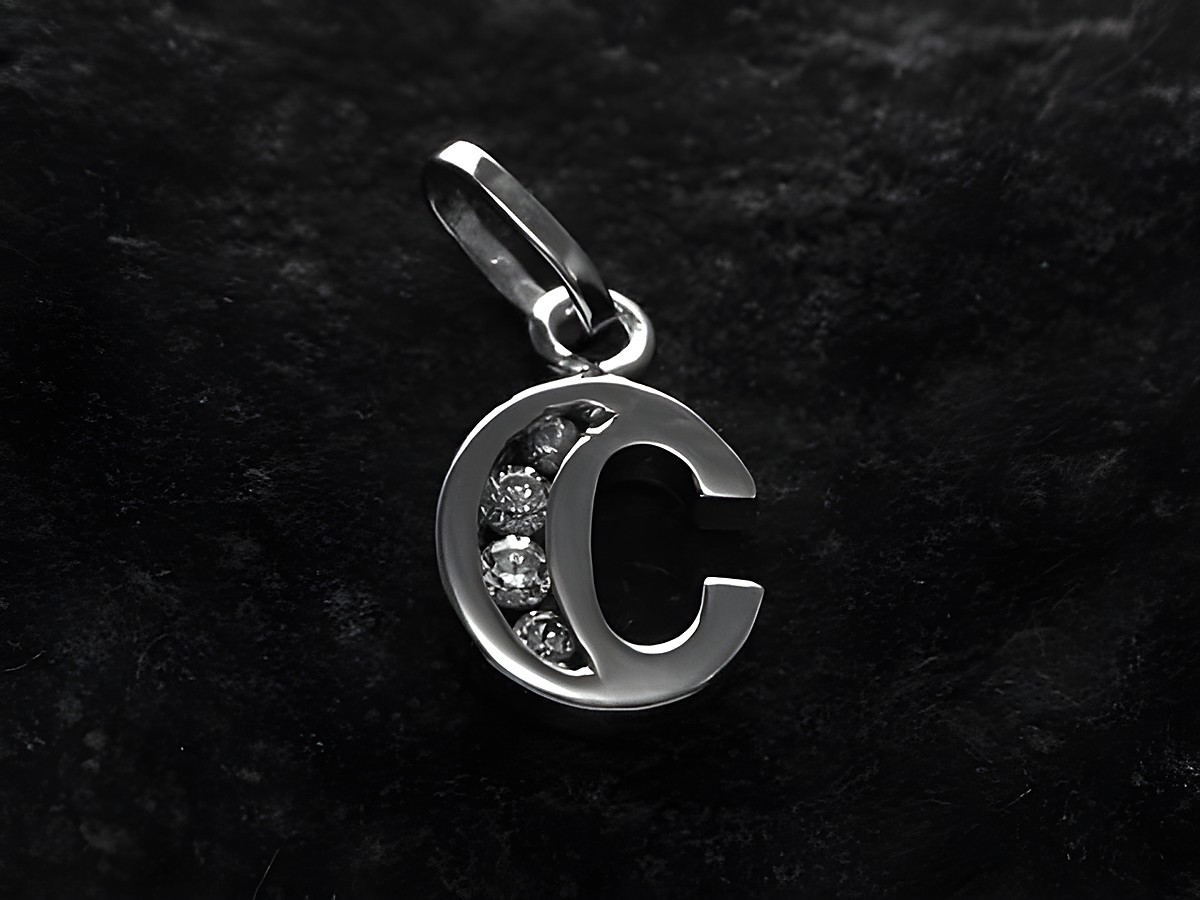 Buchstabe C Anhänger aus Silber rhodiniert mit Zirkonia, Hersteller Juwelier Harnisch, elegantes Design für individuellen Schmuckgenuss.