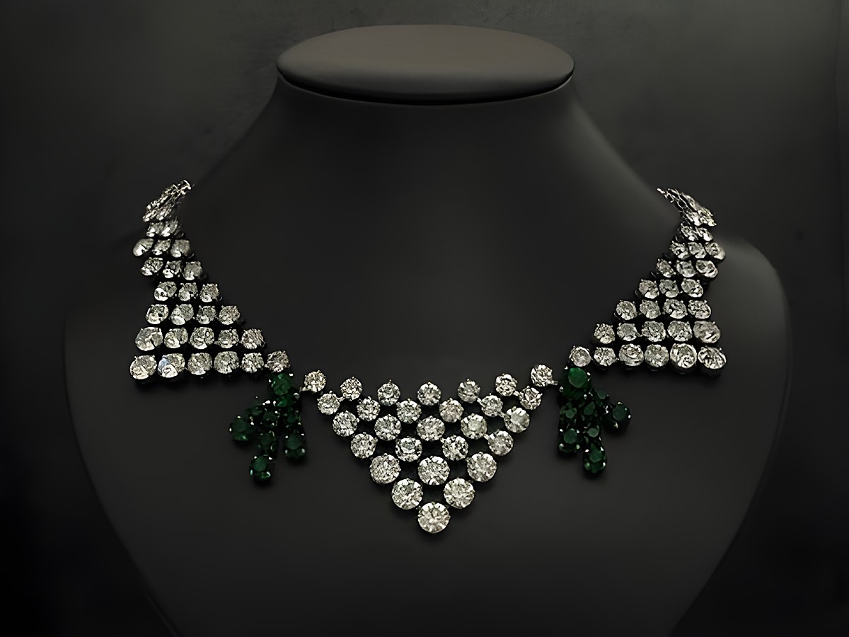 Strass Collier Kette in weiß und grün, 45,5-48,5 cm, mit funkelnden Strasssteinen und silberfarbener Fassung, Hersteller: Juwelier Harnisch, elegantes Design für besondere Anlässe.