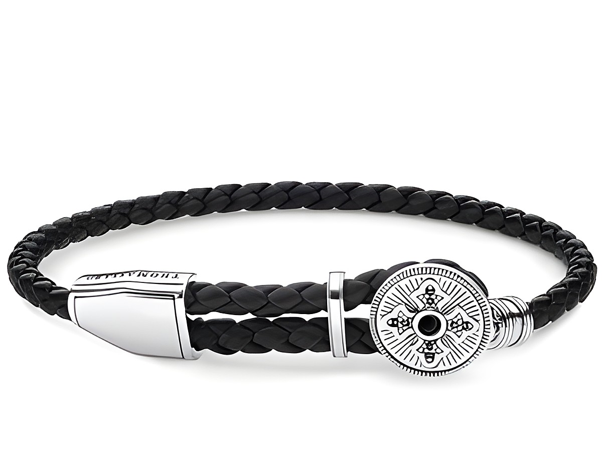 Schwarzes geflochtenes Armband von Thomas Sabo A1861-949-11-L25v mit Kreuz und silbernem Verschluss, verstellbar von circa 14 bis 25 cm. Ideal für stilvolle Akzente.