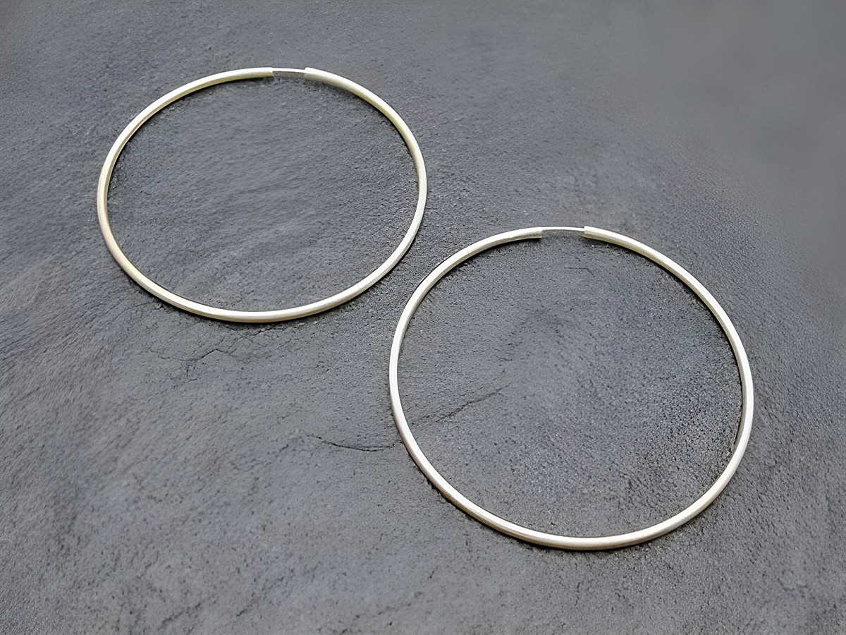 Gold Creolen 6 cm aus Gold 585 mit einem Durchmesser von über 45 mm und einer Dicke von 2 mm, gefertigt vom Juwelier Harnisch. Elegante, zeitlose Ohrringe für jeden Anlass.