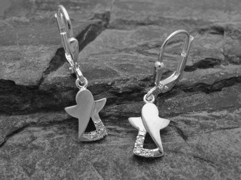 Ohrringe Engel aus Sterling Silber mit einem schützenden Design, verziert mit weißen Zirkonia-Steinen. Hersteller: Juwelier Harnisch, Ohrhänger mit Stein.