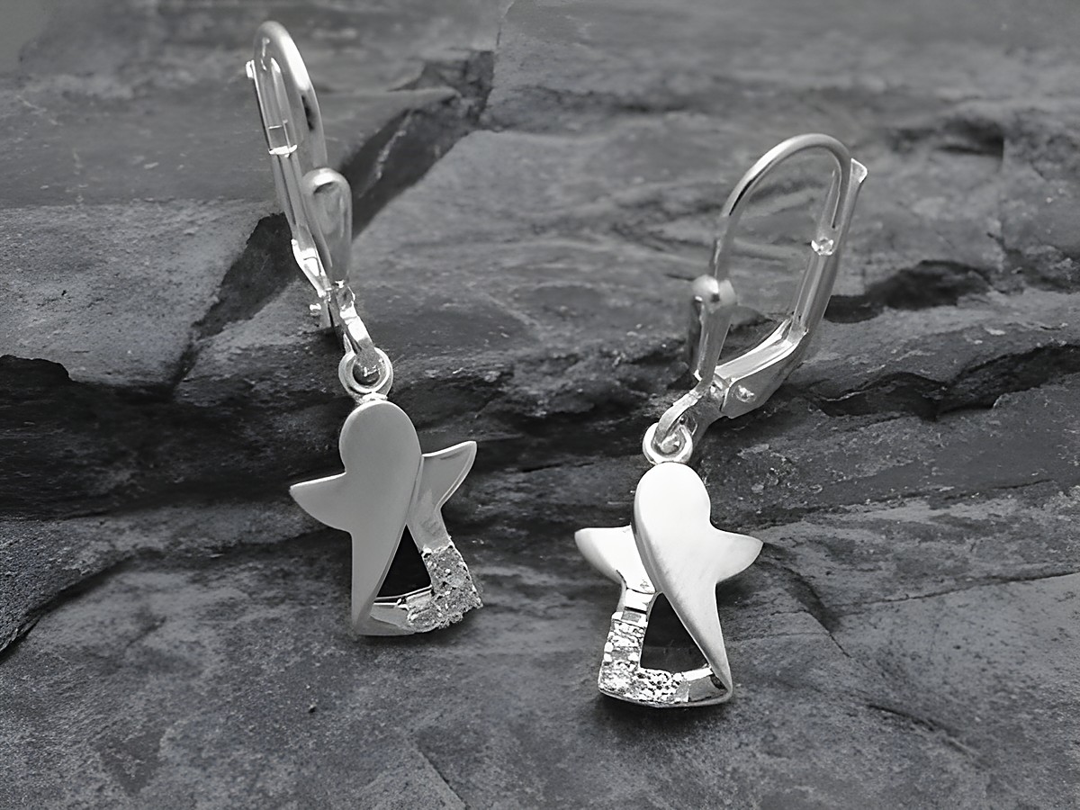 Ohrringe Engel aus Sterling Silber mit einem schützenden Design, verziert mit weißen Zirkonia-Steinen. Hersteller: Juwelier Harnisch, Ohrhänger mit Stein.