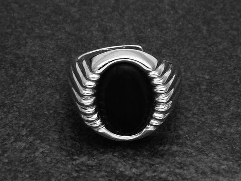 Silberring in beeindruckendem Design mit verstellbarer Größe, besetzt mit einem ovalen Onyx und rhodiniertem Finish, hergestellt von Juwelier Harnisch.