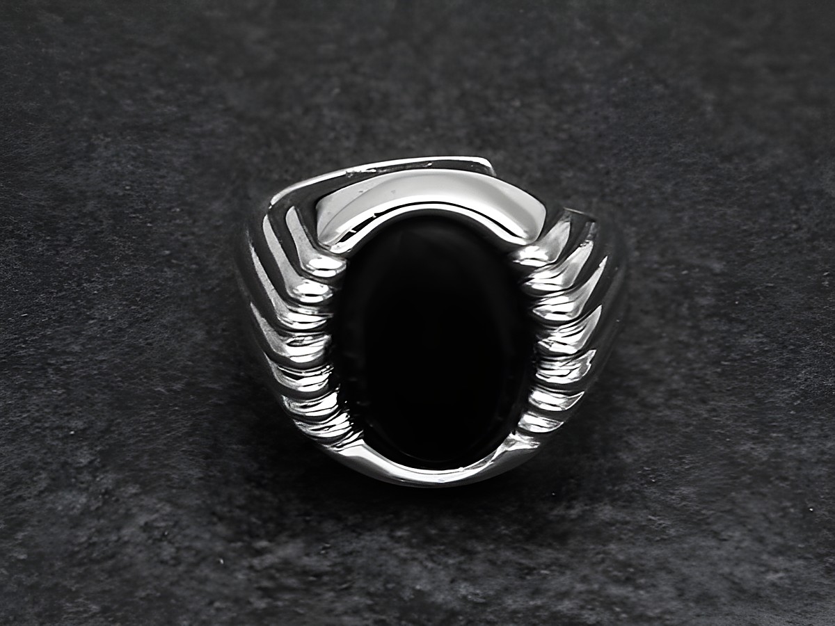 Silberring in beeindruckendem Design mit verstellbarer Größe, besetzt mit einem ovalen Onyx und rhodiniertem Finish, hergestellt von Juwelier Harnisch.