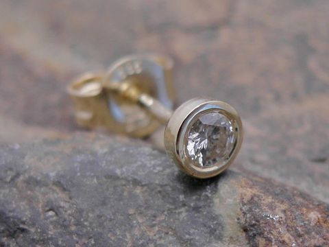 Rund 1 Ohrstecker unisex aus Gold 585 ansprechend mit Brillant, Hersteller Juwelier Harnisch, Einzelohrringe 1 Stück auf einem natürlichen Untergrund abgebildet.