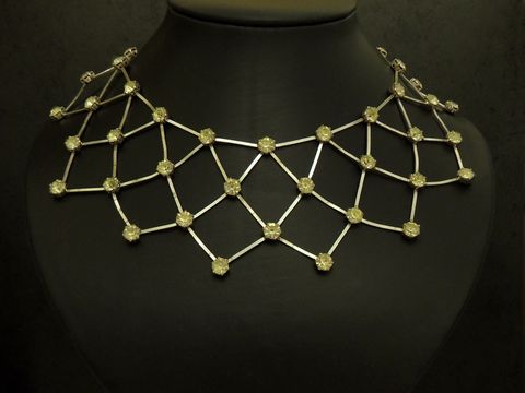 Zartes Strass Gitter Collier Kette in limette, 39-45 cm, gefertigt von Juwelier Harnisch, mit silberfarbener Fassung und funkelnden Strasssteinen, ideal für jeden Anlass.