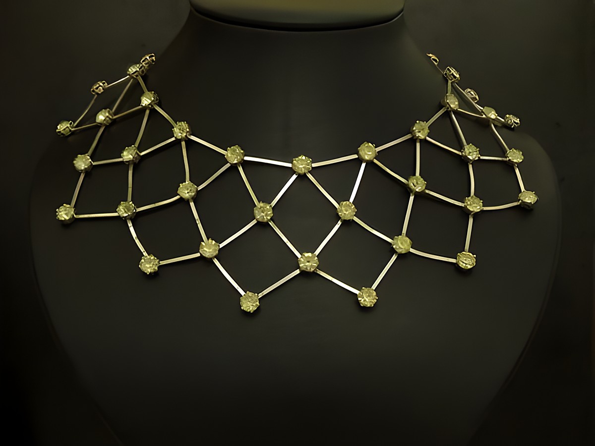 Zartes Strass Gitter Collier Kette in limette, 39-45 cm, gefertigt von Juwelier Harnisch, mit silberfarbener Fassung und funkelnden Strasssteinen, ideal für jeden Anlass.