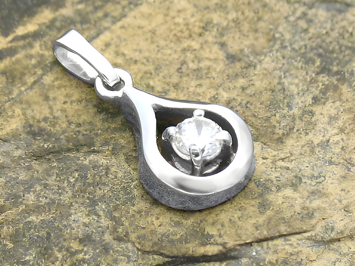 Gold Anhänger Tropfen Zirkonia Weißgold 333 mit Zirkonia von Juwelier Harnisch, elegantes Design, funkelnder Stein, idealer Schmuck für besondere Anlässe.