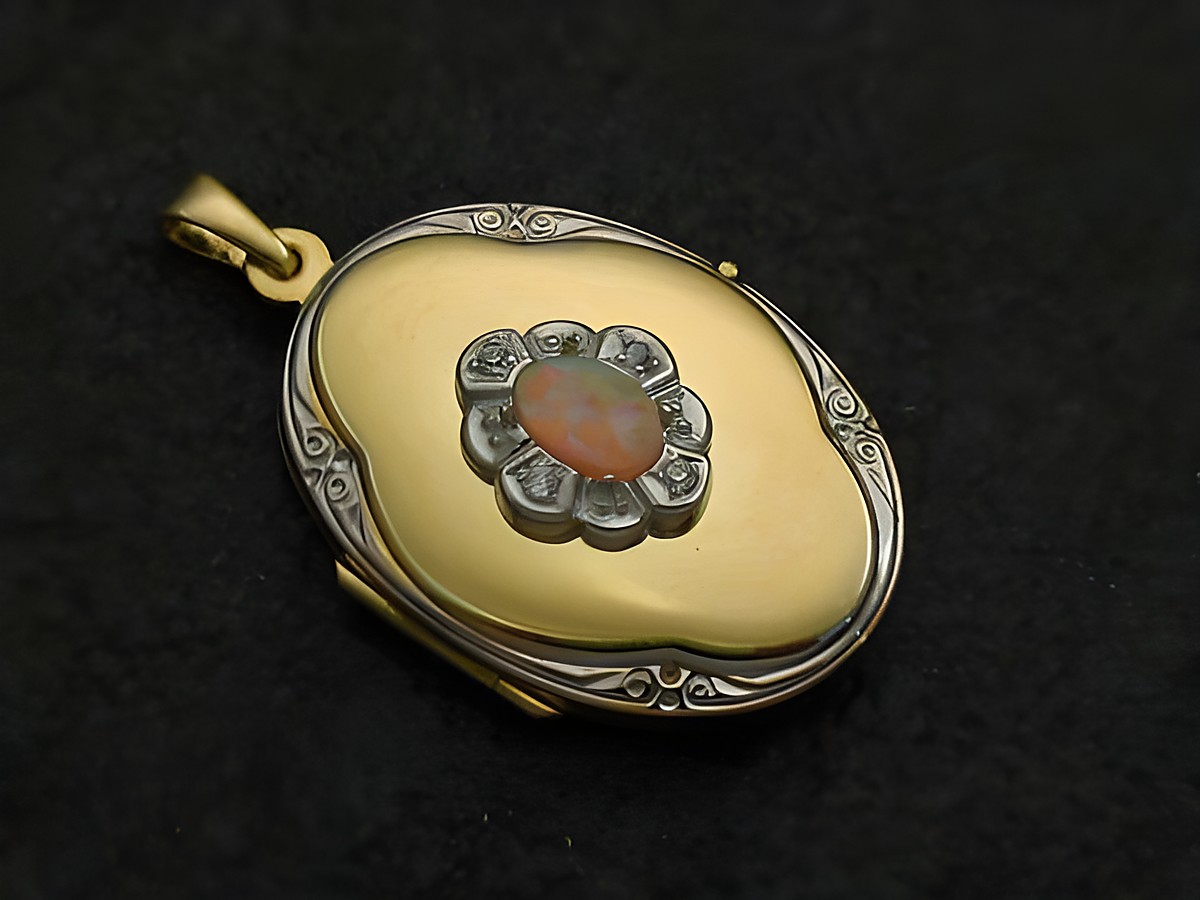 Medaillon aus bicolor Gold 585 mit einem rosa Opal Cabochon in Blumenform und Brillanten, hergestellt von Juwelier Harnisch.