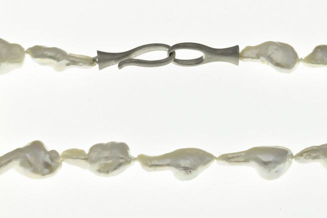 Perlenkette 44 cm in weiß aus Barock-Zuchtperlen mit einem rhodinierten Silberverschluss, klassisches Design des Herstellers Juwelier Harnisch.