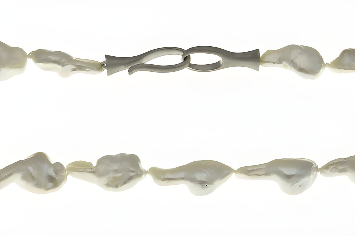 Perlenkette 44 cm in weiß aus Barock-Zuchtperlen mit einem rhodinierten Silberverschluss, klassisches Design des Herstellers Juwelier Harnisch.