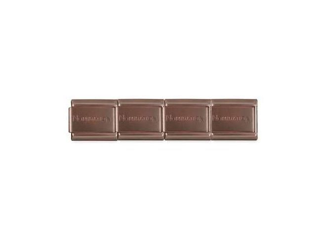 Das Bild zeigt ein Nomination Classic Armband mit 18 Elementen aus Edelstahl in mattierter Ausführung. Die Farbvariante ist Chocolate und das Armband hat eine Länge von 17,5 cm.