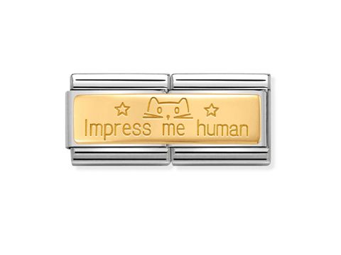 Eine Nomination Classic Gold Charm mit der Gravur Impress me human und einem niedlichen Katzenmotiv, eingearbeitet in ein silbernes Armband. Ideal für Tierliebhaber.