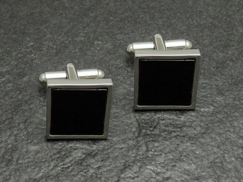 Silberfarbene Manschettenknöpfe im Onyx-Look von Juwelier Harnisch, quadratische Form, elegant und zeitlos, ideal für festliche Anlässe und als stilvolles Accessoire.