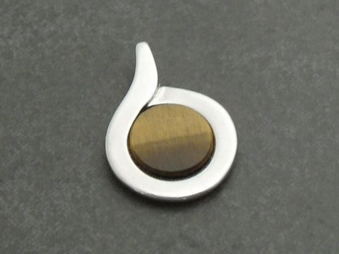 Silberanhänger mit rhodiniertem Finish und einem runden Tigerauge, in einer geschwungenen Form gestaltet, Hersteller Juwelier Harnisch.