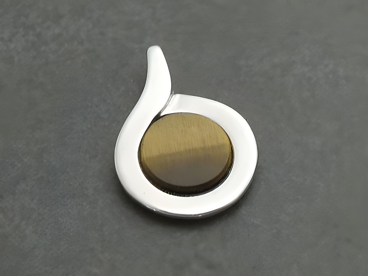 Silberanhänger mit rhodiniertem Finish und einem runden Tigerauge, in einer geschwungenen Form gestaltet, Hersteller Juwelier Harnisch.