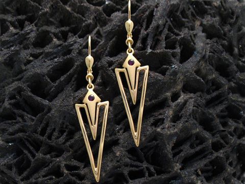 Gold Ohrhänger mit Rubin, verführerisches Design, hergestellt von Juwelier Harnisch, eleganter Schmuck mit auffälligem Stein, ideal für besondere Anlässe.