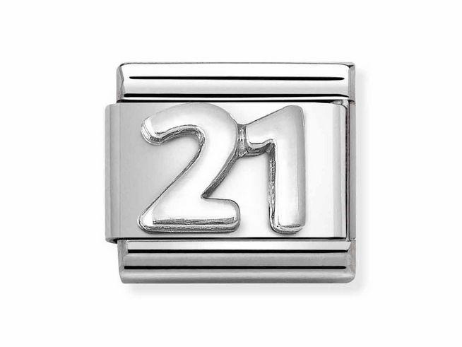 433010157-0 Eine silberne Edelstahlplatte mit oxidierten Symbolen, die die Zahl 21 zeigt. Das Design ist schlicht und modern, ideal für das Schmuckstück von Nomination.