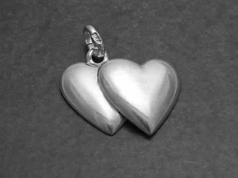 Silber Anhänger Doppel-Herz Geschenk aus Liebe, Hersteller Juwelier Harnisch, flach, in elegantem Design mit zwei verbundenen Herzen, ideal für romantische Anlässe.