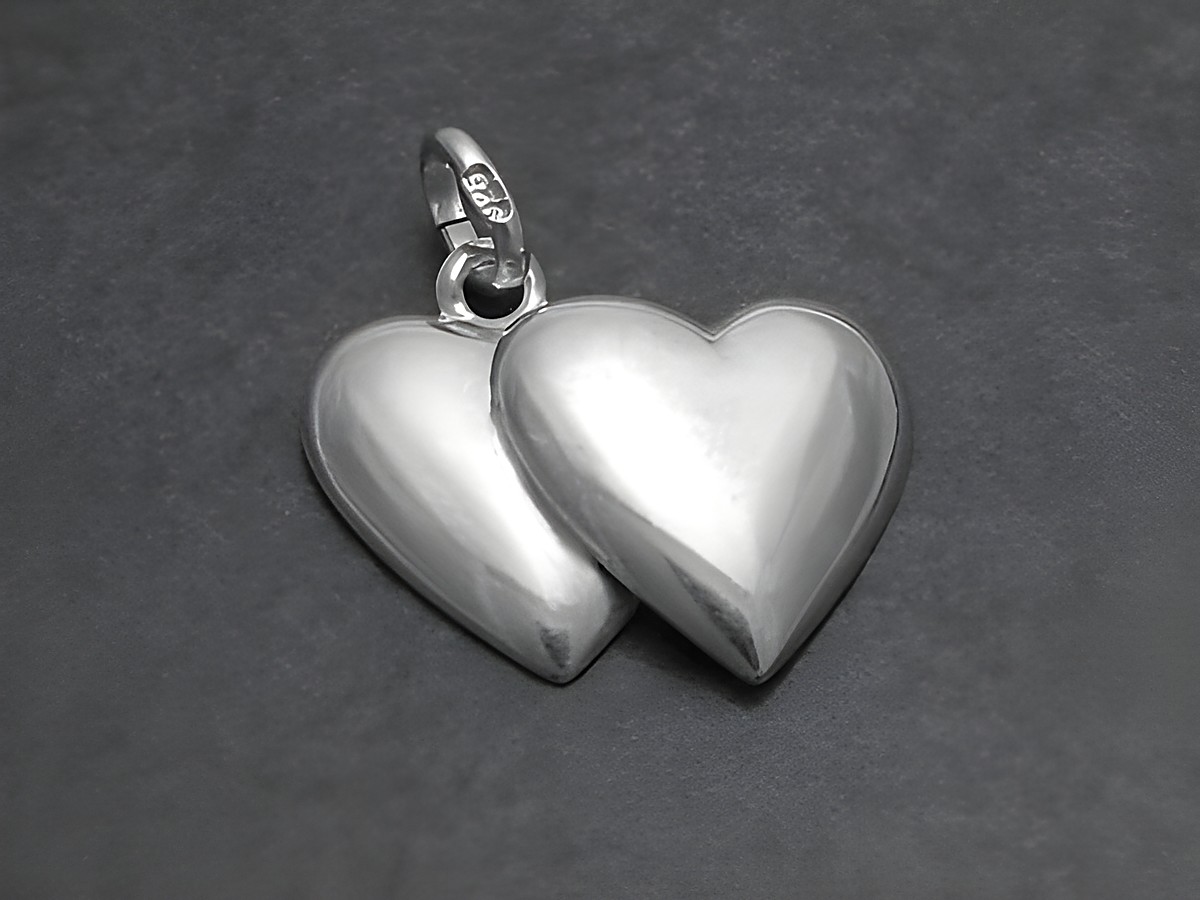 Silber Anhänger Doppel-Herz Geschenk aus Liebe, Hersteller Juwelier Harnisch, flach, in elegantem Design mit zwei verbundenen Herzen, ideal für romantische Anlässe.