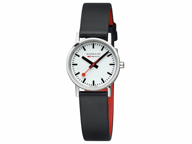Mondaine Uhr Classic A658.30323.11SBBV mit 30 mm Gehäuse, weißem Ziffernblatt, schwarzem Lederarmband mit roter Innenseite und schlichtem Design, ideal für jeden Anlass.