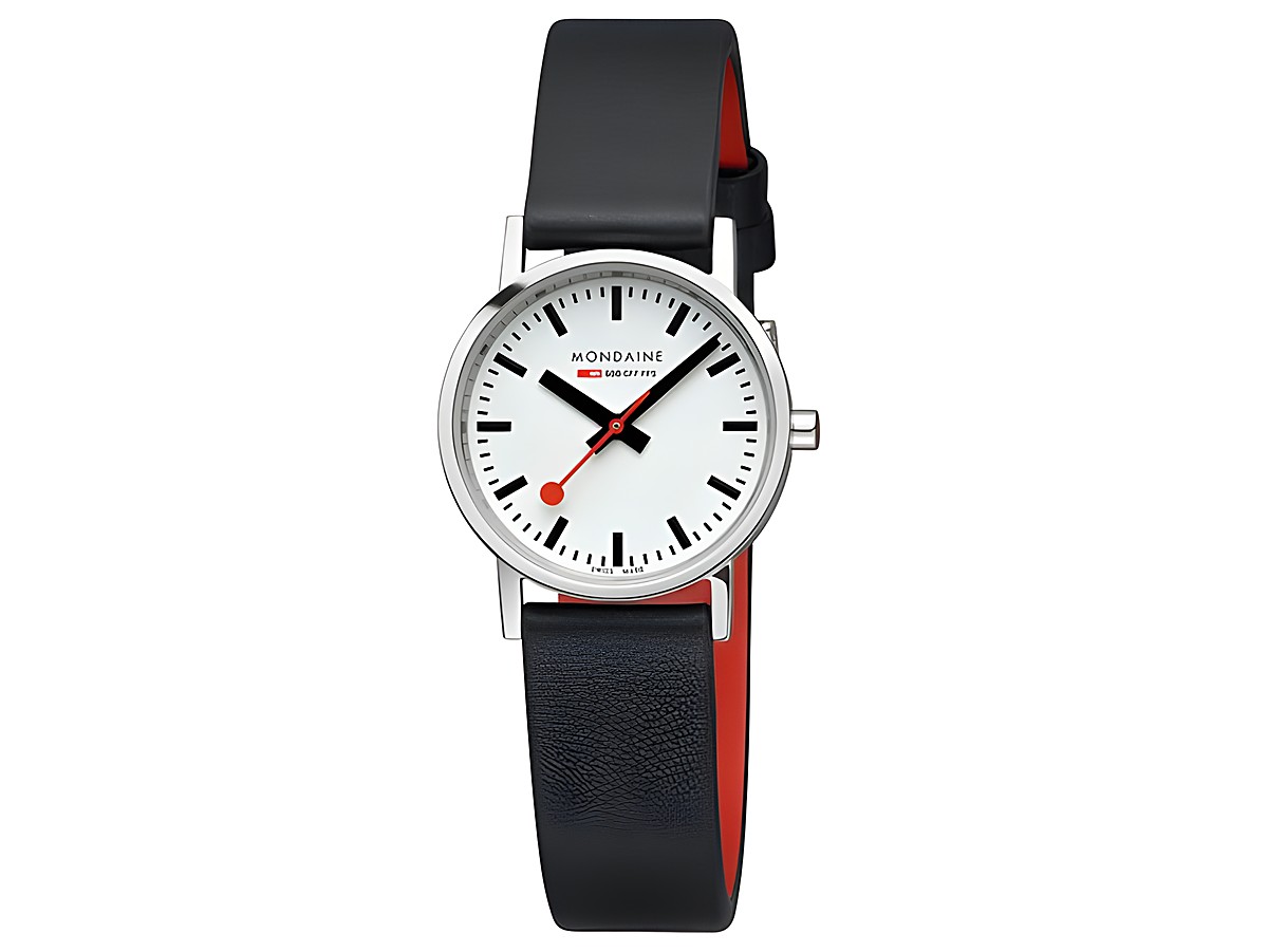 Mondaine Uhr Classic A658.30323.11SBBV mit 30 mm Gehäuse, weißem Ziffernblatt, schwarzem Lederarmband mit roter Innenseite und schlichtem Design, ideal für jeden Anlass.