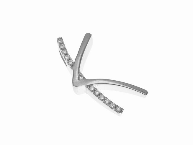 Anhänger aus Sterling Silber in Form des Buchstabens K, poliert und rhodiniert, verziert mit Zirkonia, hergestellt von Juwelier Harnisch.