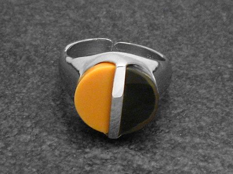 Silberring in Bicolor, verstellbar, kombiniert mit Onyx und Karneol, Hersteller Juwelier Harnisch, starkes Design mit rhodiniertem Finish.