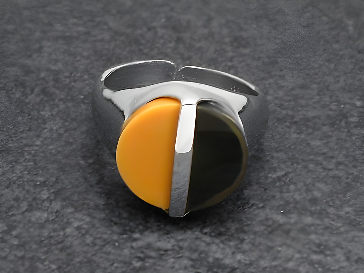 Silberring in Bicolor, verstellbar, kombiniert mit Onyx und Karneol, Hersteller Juwelier Harnisch, starkes Design mit rhodiniertem Finish.