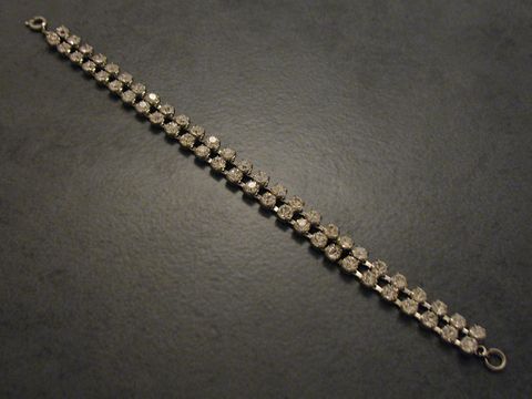 Strass Armband in Weiß, 18 cm lang, silberfarben und filigran, hergestellt von Juwelier Harnisch. Ein elegantes Design für besondere Anlässe.
