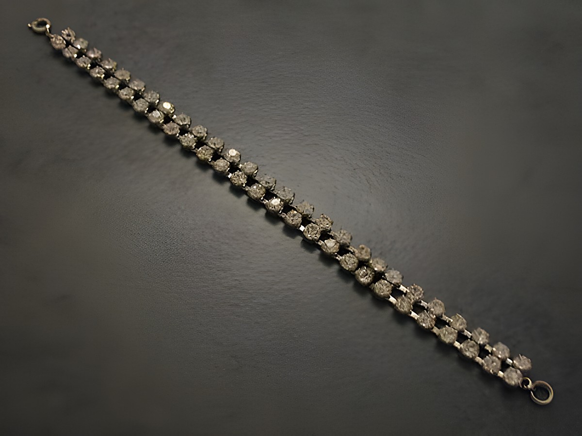 Strass Armband in Weiß, 18 cm lang, silberfarben und filigran, hergestellt von Juwelier Harnisch. Ein elegantes Design für besondere Anlässe. – Ansicht 2