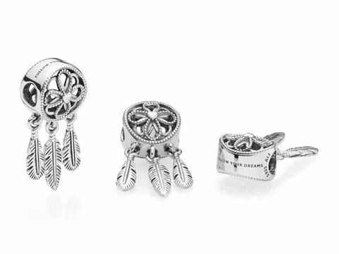 Charm von Pandora in Silber, gestaltet als spiritueller Traumfänger mit Federn, ideal für Armbänder und als Symbol für positive Träume. Modellnummer 797200.