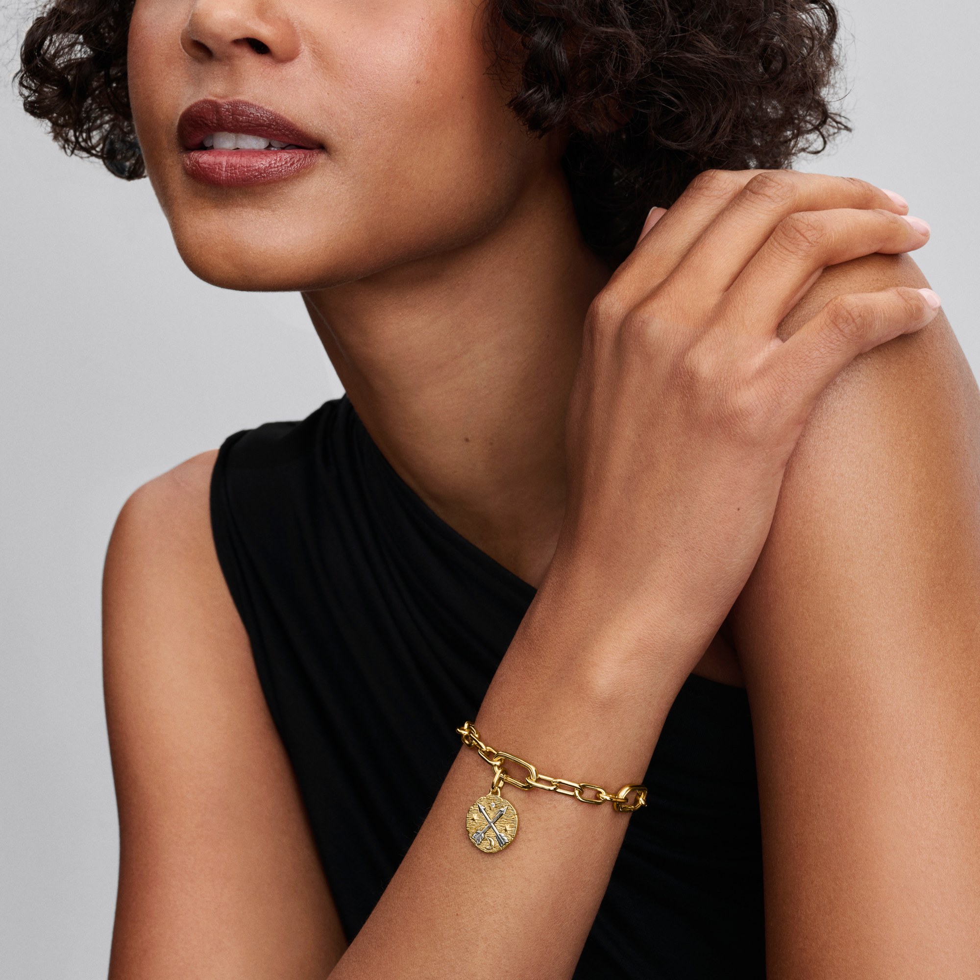 Pandora Me - Kreuzende Pfeile Medaillon-Charm - Silber & Gelbgold Vergoldung - Zirkonia - AD MELIORA – Ansicht 3