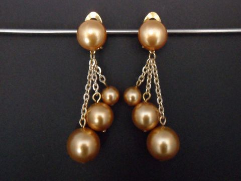 71903-0 Ohrclip in goldfarben mit einer eleganten, zeitlosen Gestaltung. Aus Kunstharz gefertigt, bietet dieser Ohrclip ein ansprechendes Design von Juwelier Harnisch.