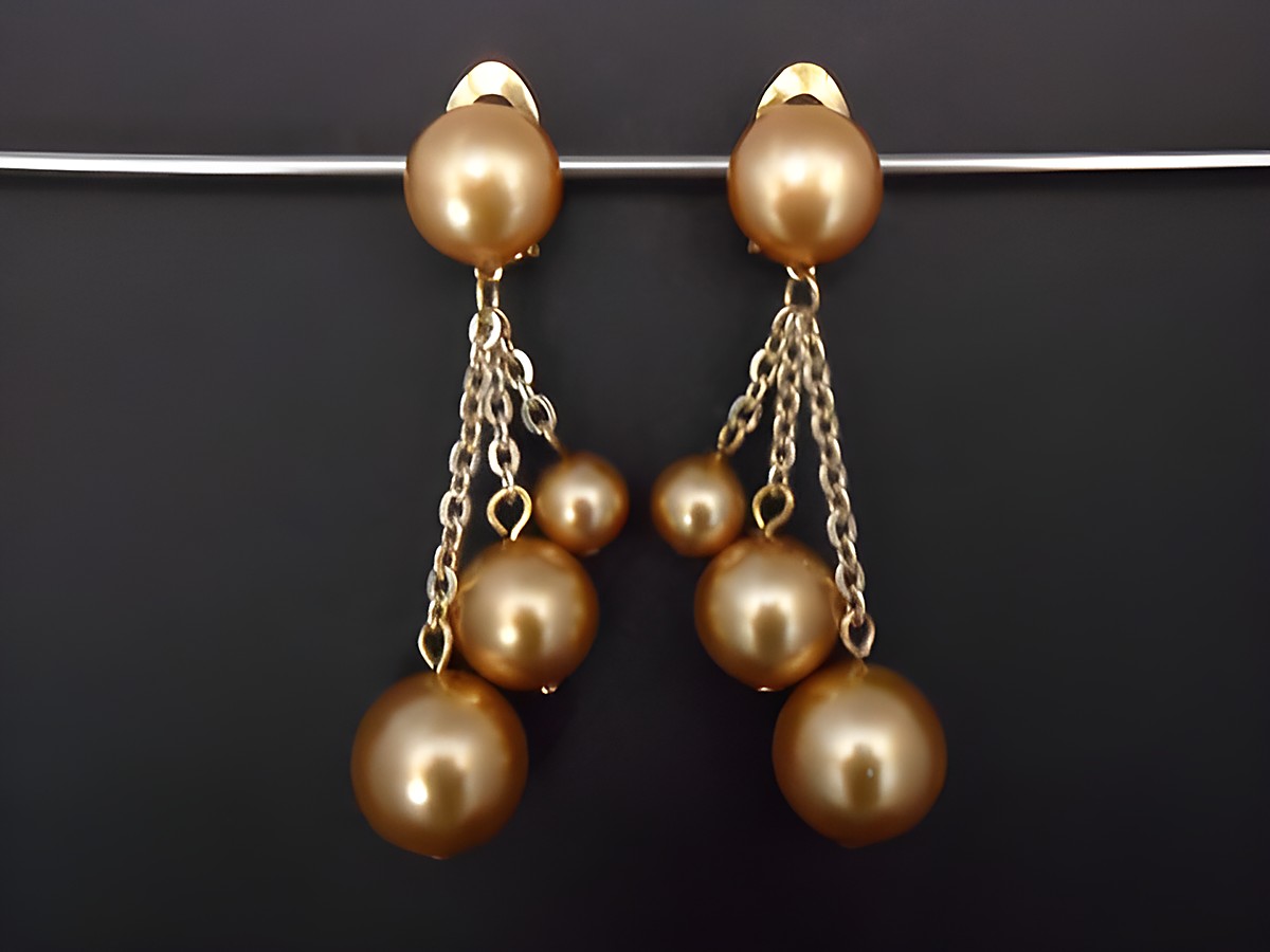 Ohrclip in goldfarben mit einer eleganten, zeitlosen Gestaltung. Aus Kunstharz gefertigt, bietet dieser Ohrclip ein ansprechendes Design von Juwelier Harnisch.