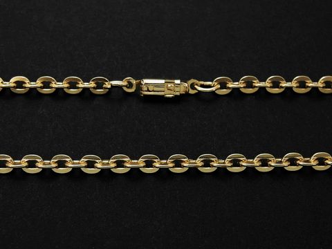 Goldfarbene Kette mit einem Durchmesser von 3,8 x 3,8 mm und einer Länge von 71,5 cm, gefertigt vom Juwelier Harnisch. Die Kette ist elegant und glanzvoll.