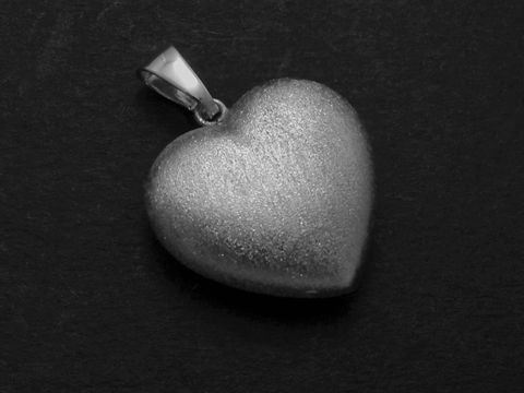 Ausdrucksstarker Herz-Anhänger aus Weißgold, glänzende Oberfläche, handgefertigt vom Hersteller Juwelier Harnisch, ideal für besondere Anlässe und als Geschenk.