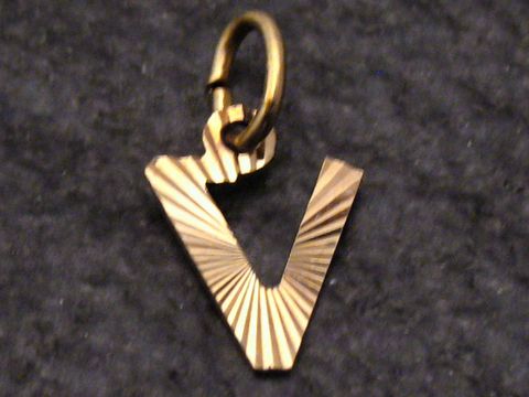 Gold 333 Druck Buchstaben Anhänger in Form des Buchstabens V, schlichtes Design mit strukturierten Fugen, hergestellt von Juwelier Harnisch, ideal als persönliches Schmuckstück.
