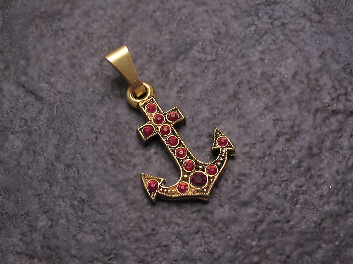 Roter Strass Anhänger in Form eines Ankers, glänzende goldfarbene Oberfläche, verziert mit roten Strasssteinen, ideal für einen sexy City Look, Hersteller Juwelier Harnisch.