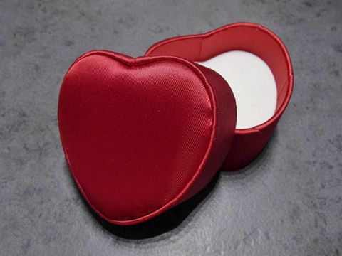 Geschenkschachtel in Herzform mit rotem Stoffbezug, Innenfläche weiß, Maße 55 x 45 x 28 mm, Hersteller Juwelier Harnisch, ideal für kleine Geschenke oder Schmuck.