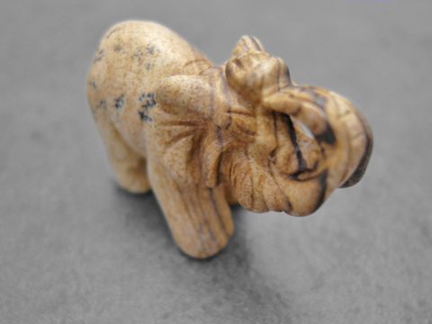Brauner Elefant aus Achat als Steinfigur, steht plastisch und dient als Glücksbringer, Hersteller Juwelier Harnisch, für Sammler und Liebhaber von Steinfiguren.