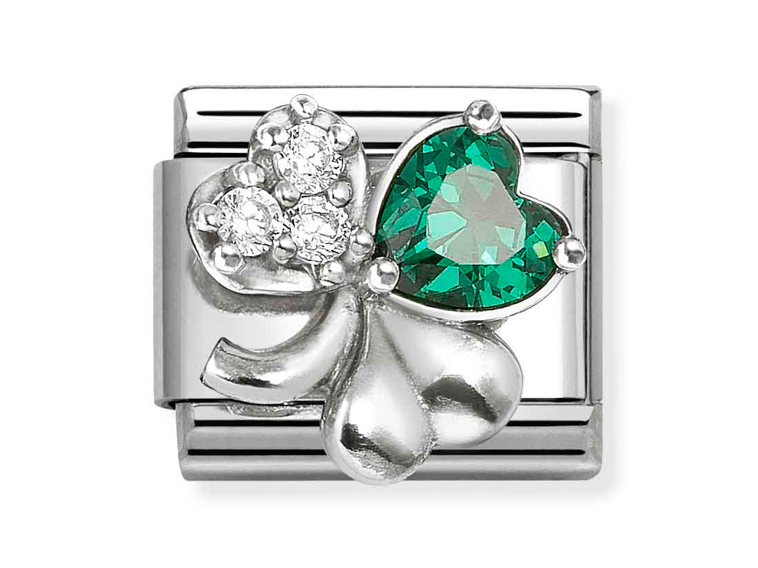 Ein Classic Sterling Silber Charm in Form eines Kleeblatts, verziert mit grünen und weißen Zirkonia. Der charm vermittelt einen Glücksbringer-Eindruck und strahlt Eleganz aus.