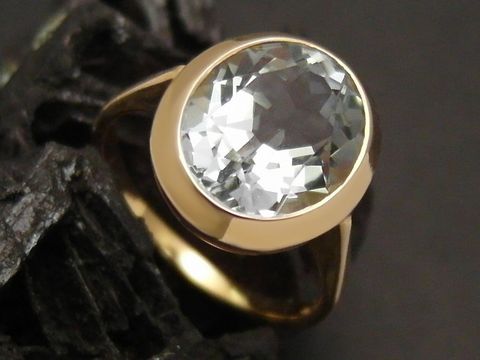 Goldring wunderschön aus Gold 585 mit Aquamarin in Gr. 55, Hersteller Juwelier Harnisch, bis Gr. 56/18. Eleganter Stein in ovaler Form, strahlt hochwertigen Glanz aus.