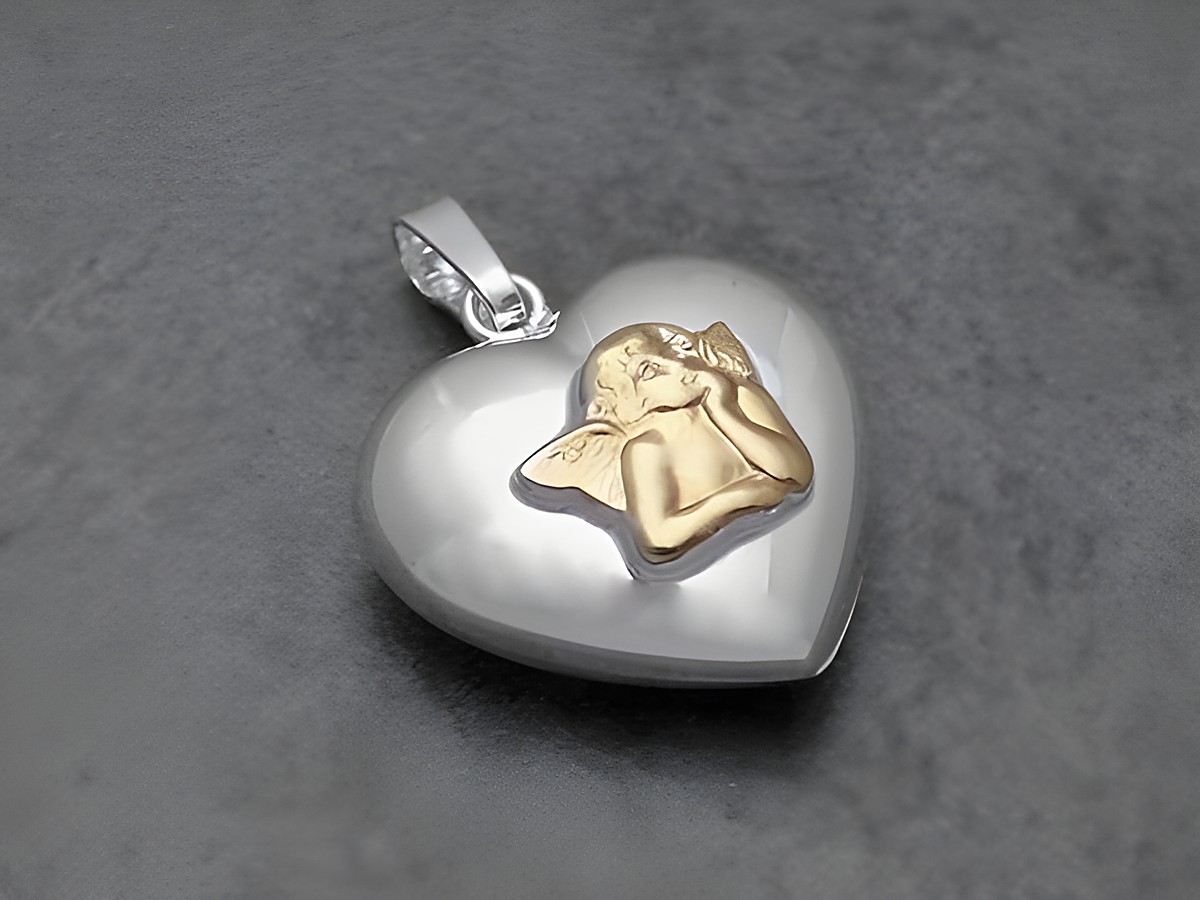 Bezaubernder Anhänger in Herzform aus Sterling Silber mit plastischem Engel, Hersteller Juwelier Harnisch, ideale Kombination aus Eleganz und Zärtlichkeit.