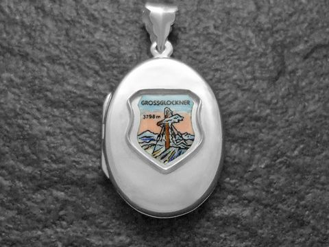Silbernes Medaillon mit dem Kaiserkreuz und dem Motiv des Großglockners 3798 m, hergestellt von Juwelier Harnisch, perfekt für Sammler und als Erinnerungsstück an Europa.