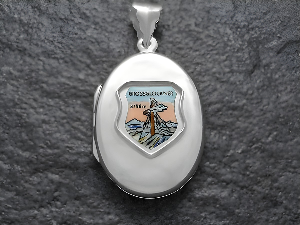 Silbernes Medaillon mit dem Kaiserkreuz und dem Motiv des Großglockners 3798 m, hergestellt von Juwelier Harnisch, perfekt für Sammler und als Erinnerungsstück an Europa.