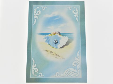 Eine Grußkarte zeigt eine Muschel mit einer Perle, die am Strand platziert ist. Der Hintergrund zeigt einen klaren Himmel und das Meer, umrahmt von eleganten Verzierungen. Juwelier Harnisch, Grußkarten.