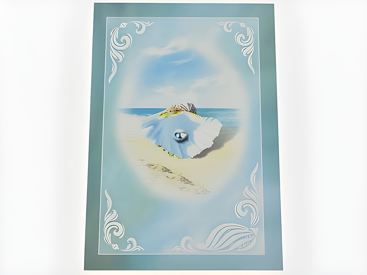 Eine Grußkarte zeigt eine Muschel mit einer Perle, die am Strand platziert ist. Der Hintergrund zeigt einen klaren Himmel und das Meer, umrahmt von eleganten Verzierungen. Juwelier Harnisch, Grußkarten.
